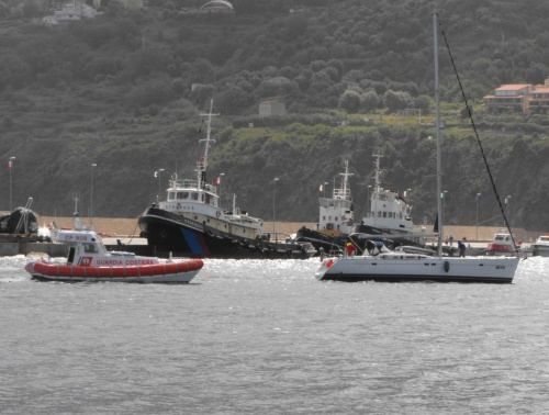 Incendio a bordo, salvate due persone