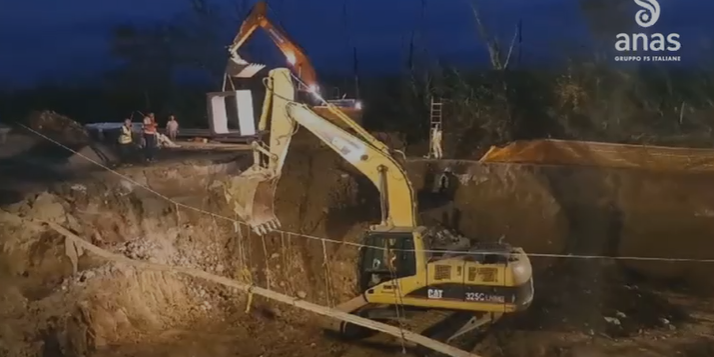 Voragine sulla Strada statale 280, lavori a oltranza per la riapertura al traffico – VIDEO