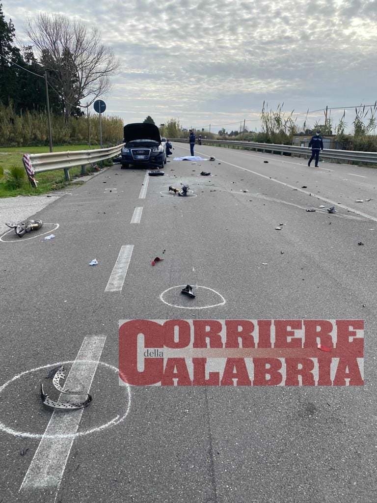 Incidente mortale a Lamezia, centauro travolto da un’auto sulla Ss 18 – FOTO