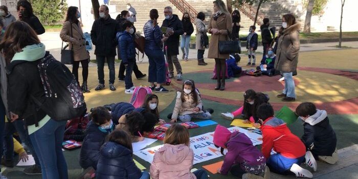Cosenza, genitori e studenti in piazza contro la chiusura delle scuole. «La Dad non è educazione, né formazione»