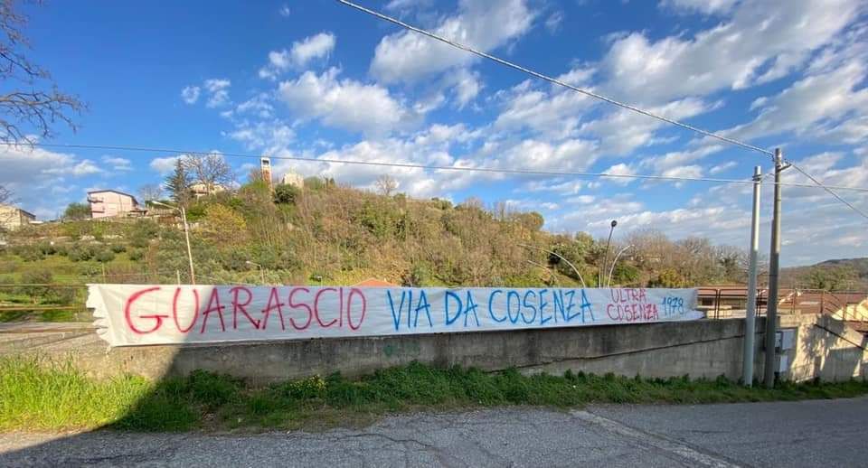 Cosenza calcio, parte delle tifoseria contesta Guarascio. «Vai via» – FOTO