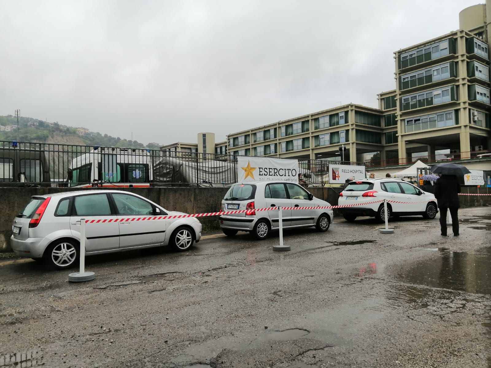 Cosenza, “Vax day” bagnato dalla pioggia e segnato dalle polemiche – VIDEO