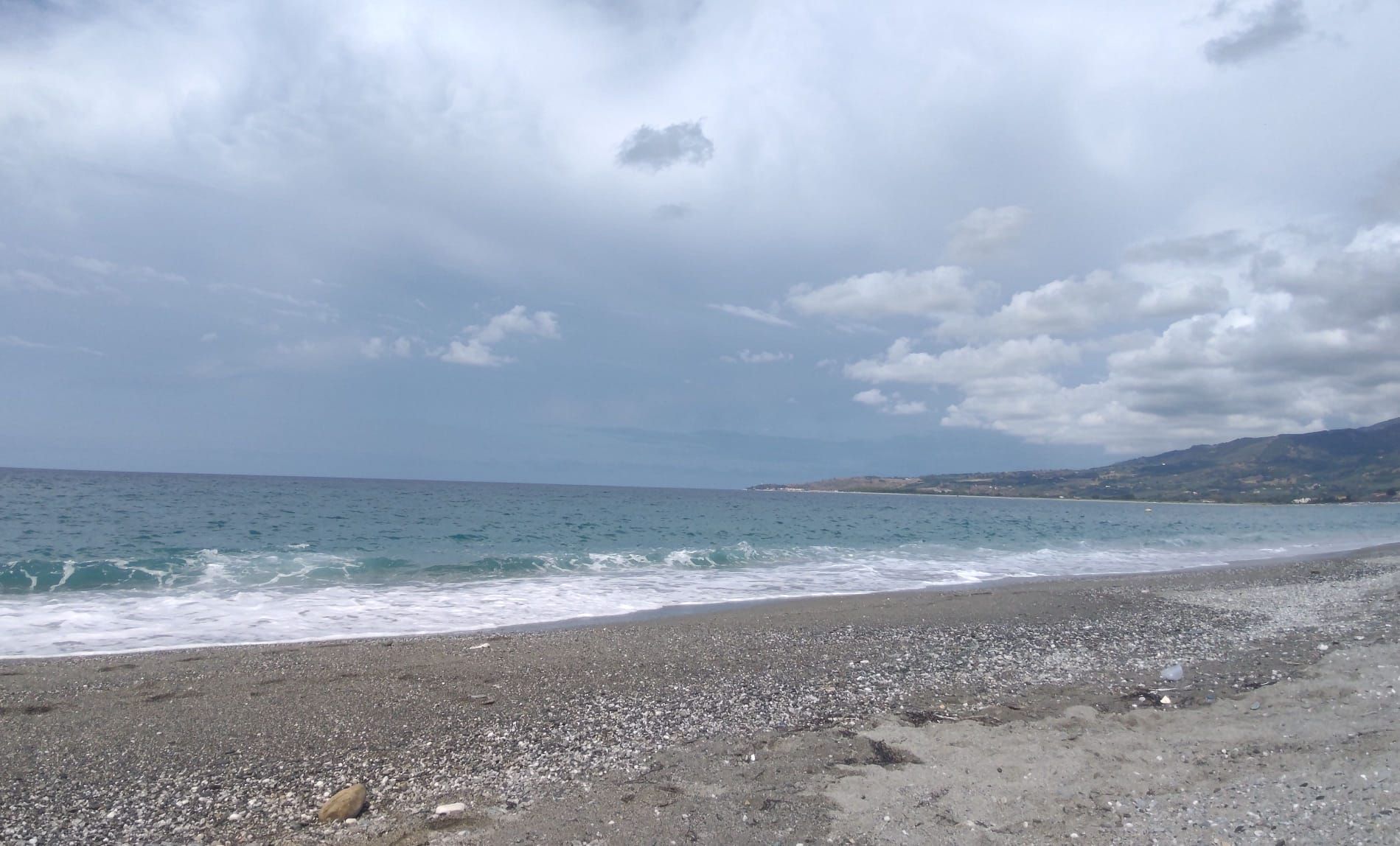 Tragedia a Lamezia, morto un uomo sulla spiaggia della Marinella