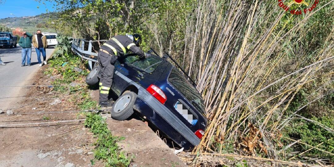 Lamezia, auto finisce fuori strada e abbatte la balaustra di un ponte: 2 feriti – FOTO