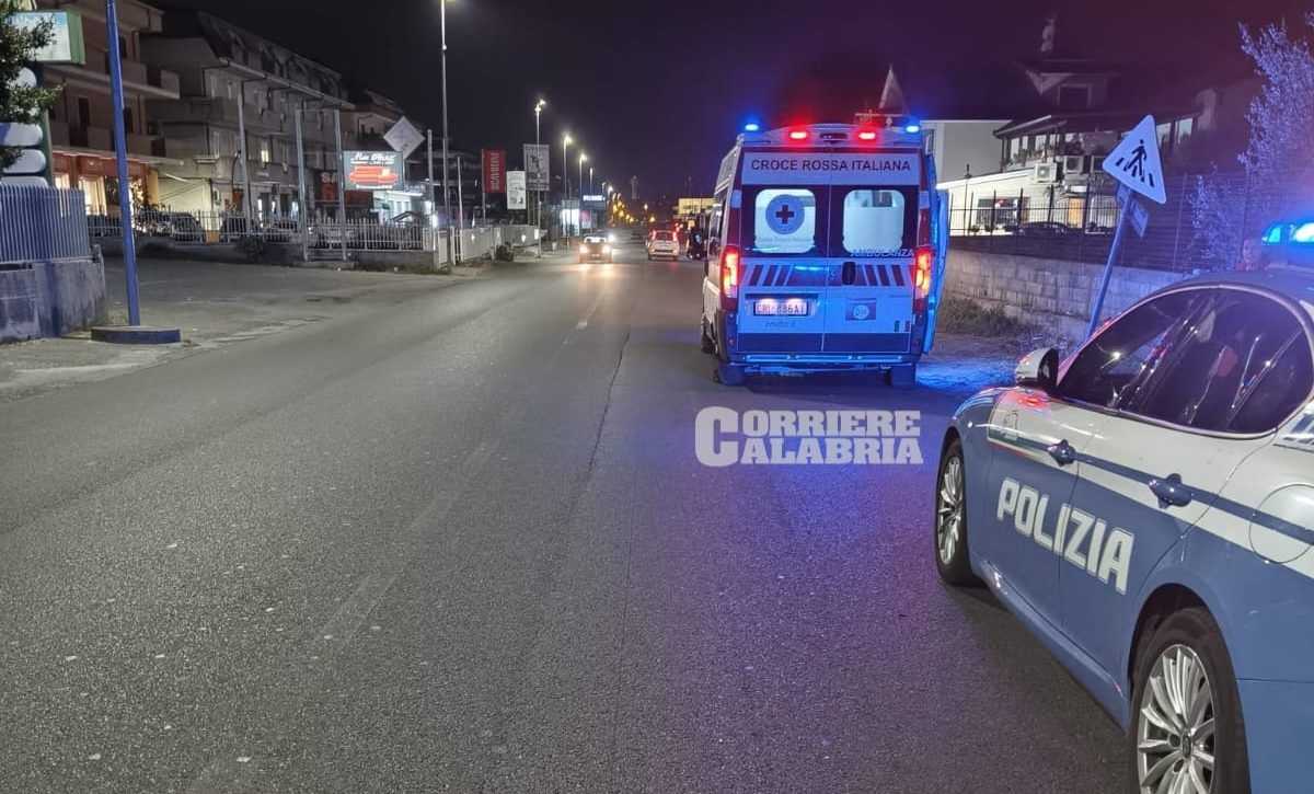 Vibo, incidente nella notte sulla SS18: auto investe un’ambulanza e fugge