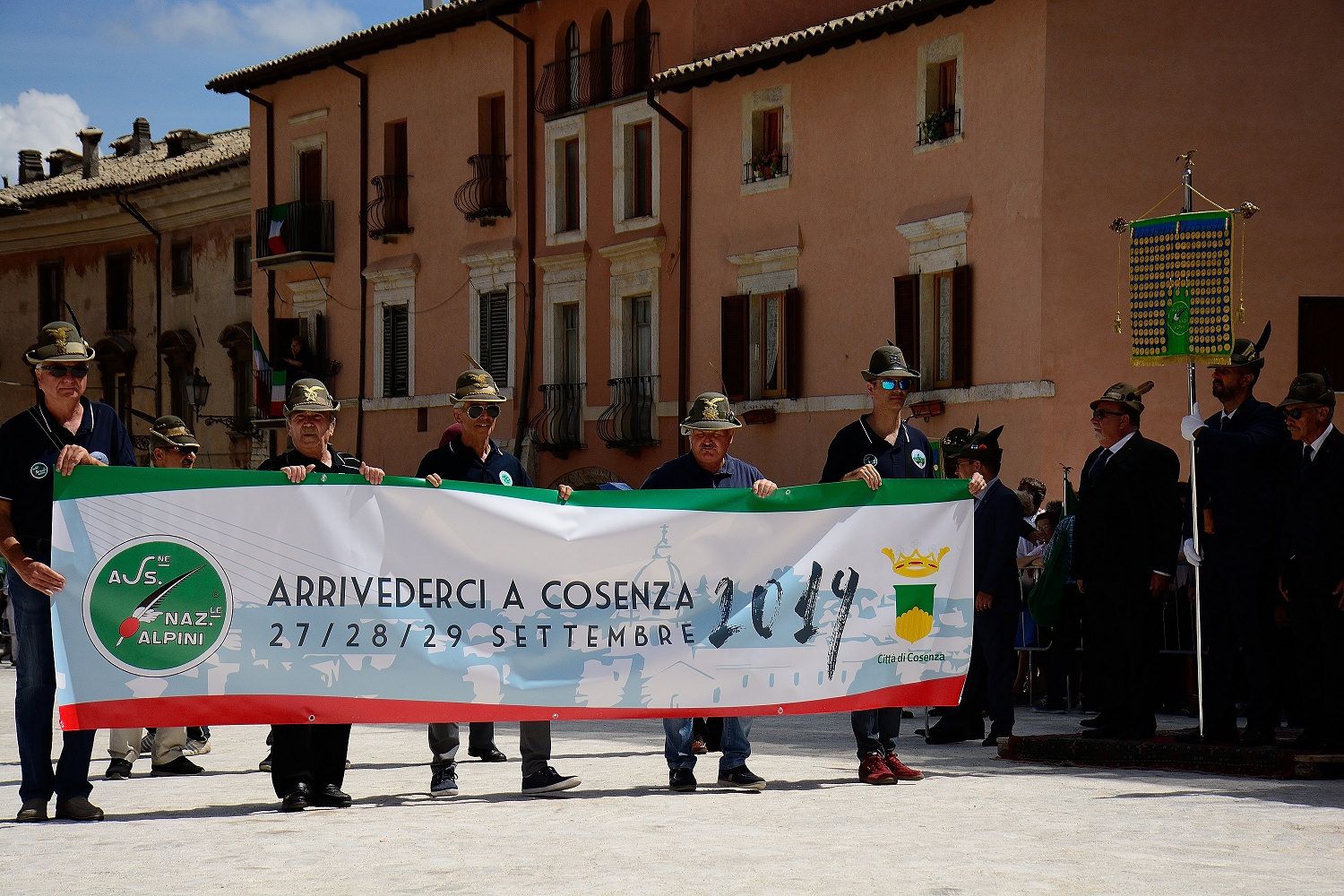 Cosenza “abbraccia” gli alpini: è il primo raduno delle “penne nere” in Calabria