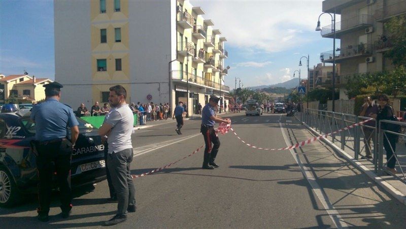 Travolta sulla statale 106, muore una donna a Davoli