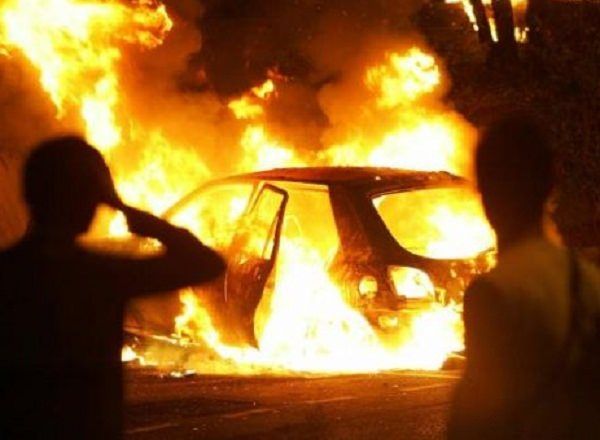 Cassano, in fiamme le auto di due agricoltori