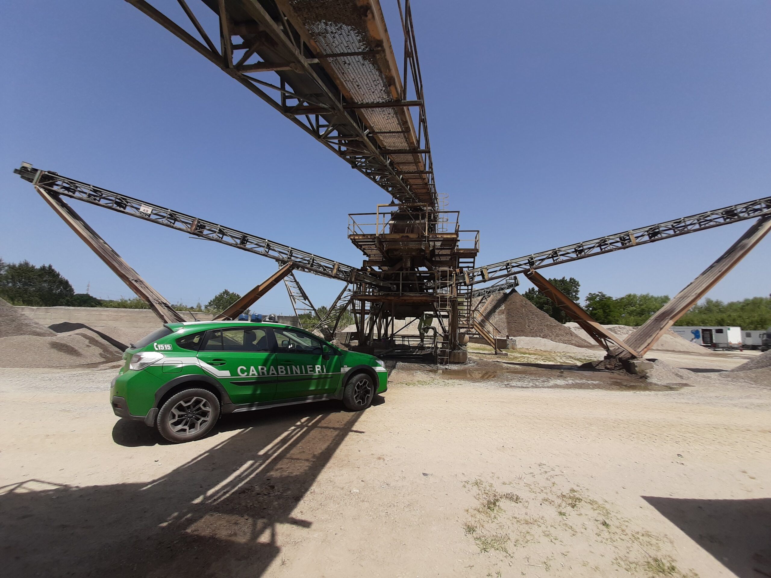 Varapodio, sigilli ad una cava e uno stabilimento abusivo