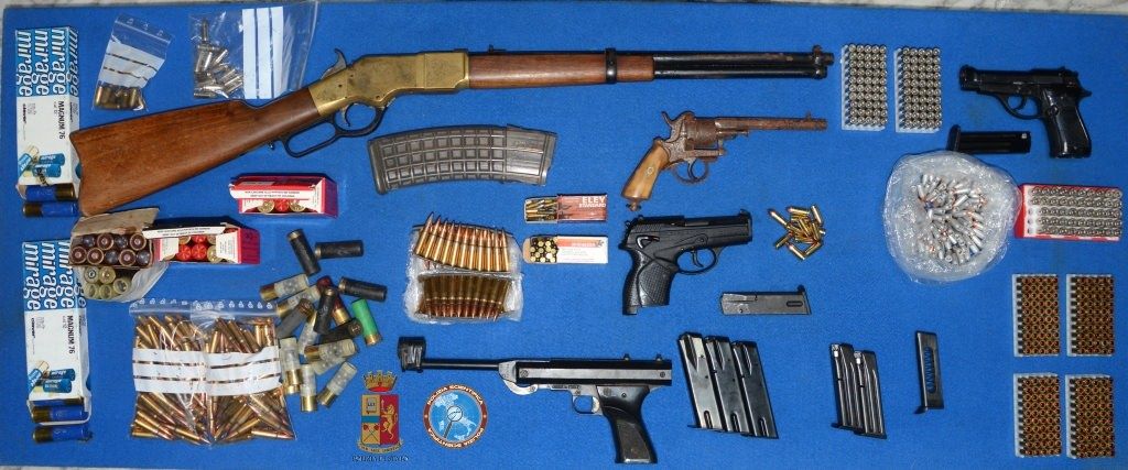 Un arsenale in casa, ai domiciliari una 60enne
