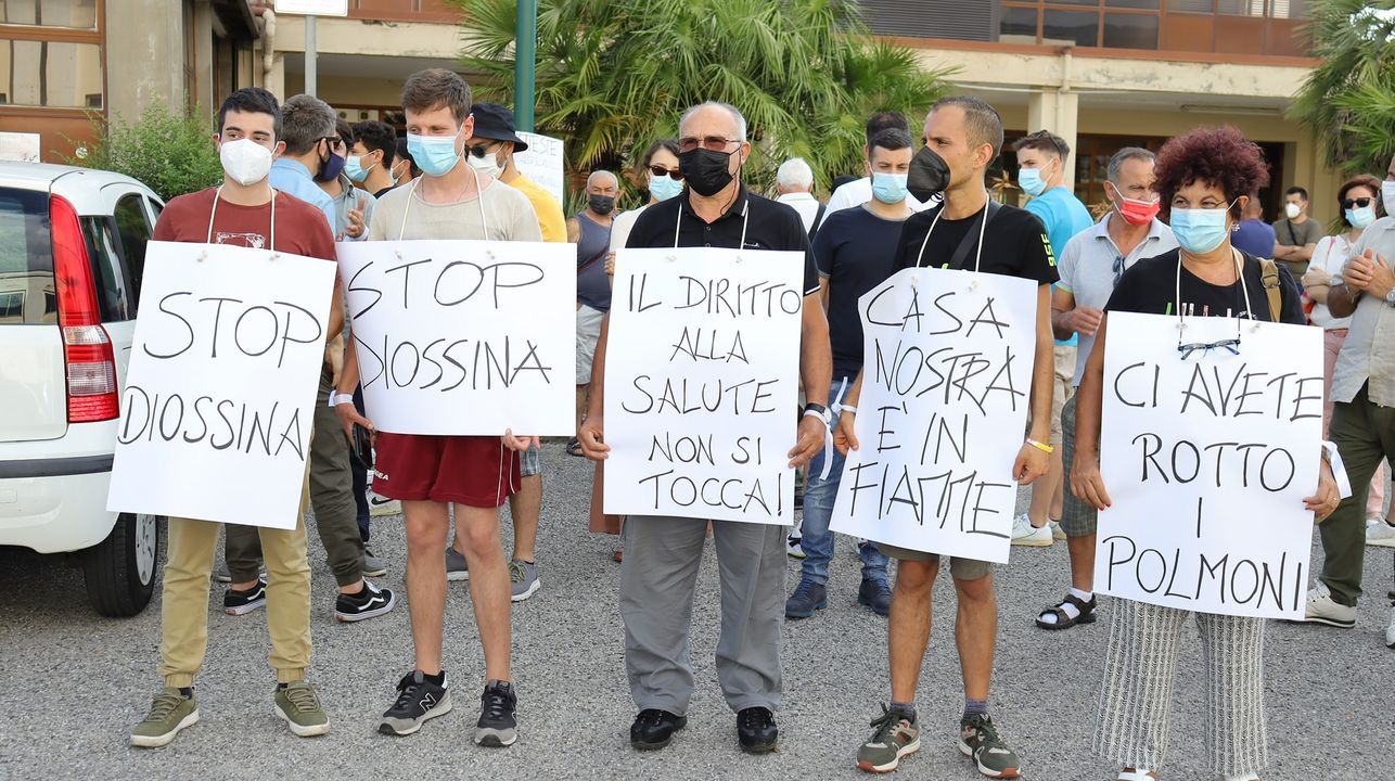Sit-in e negozi chiusi. Lamezia chiede un presidio per il campo rom di Scordovillo – FOTO E VIDEO