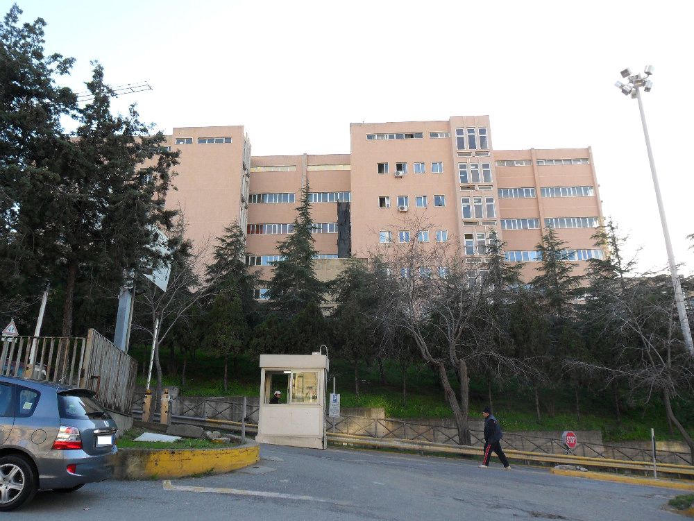 Ospedale Morelli, minaccia i dipendenti e ferisce i poliziotti: 53enne arrestato