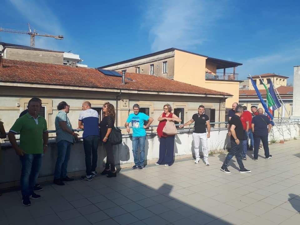 Cosenza, gli Oss licenziati salgono sul tetto dell'Azienda ospedaliera