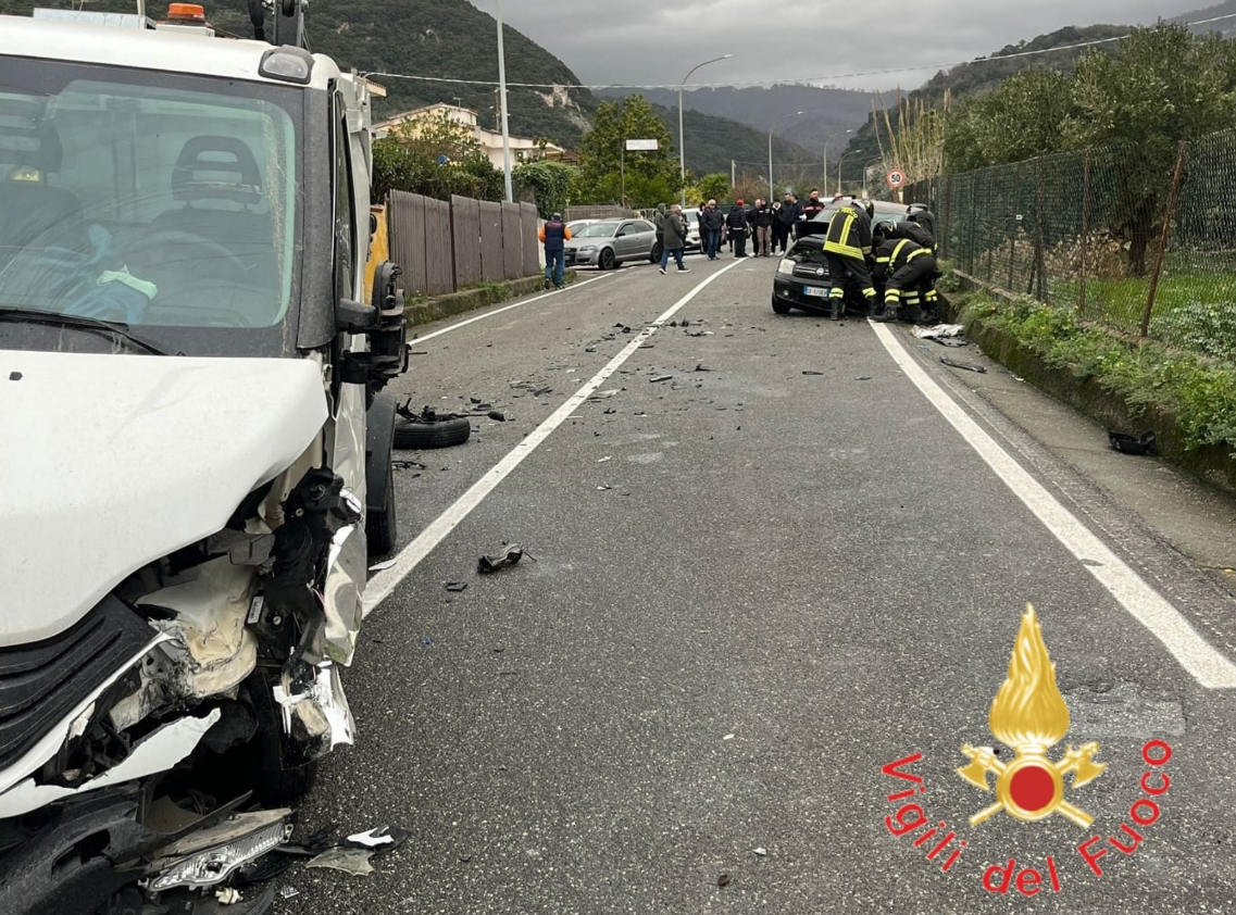 Incidente a Lamezia, giovane ferita estratta dalle lamiere