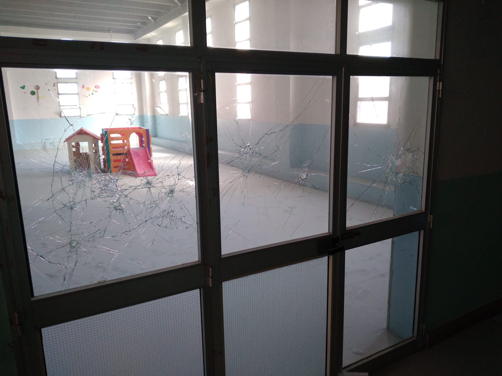 Raid vandalico in una scuola di Crotone: presi di mira porte, arredi ed estintori – FOTO