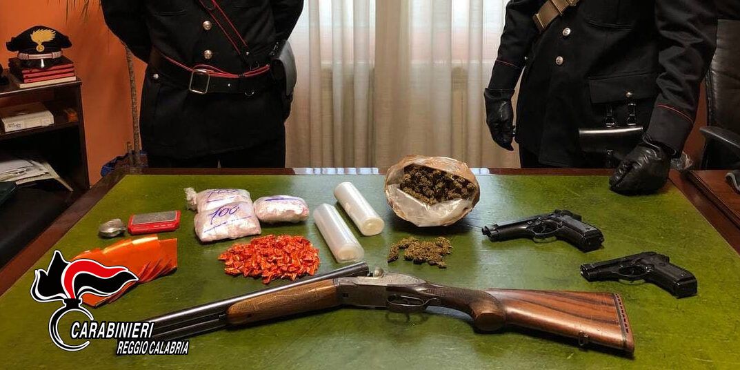 Blitz antidroga a Reggio, scoperto 17enne con armi e dosi – VIDEO