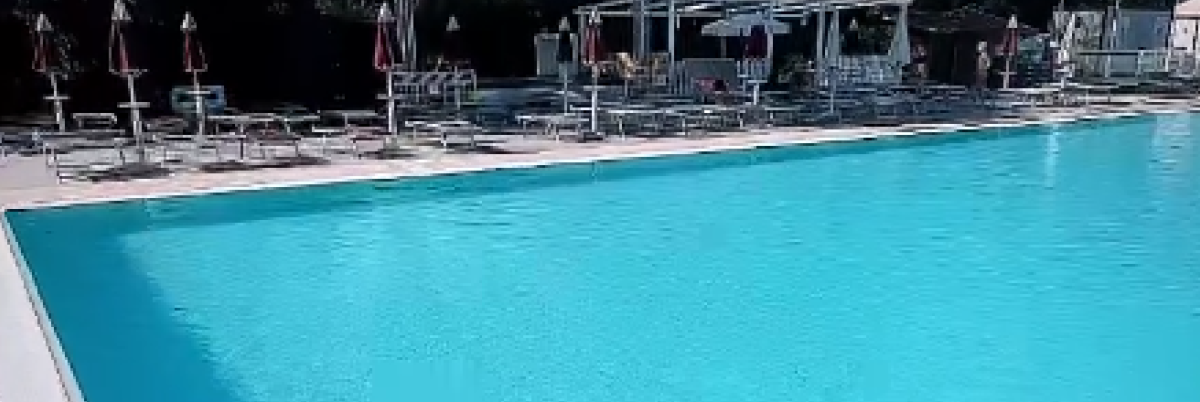 Bimbo di 4 anni sfugge ai genitori e cade in piscina, è gravissimo