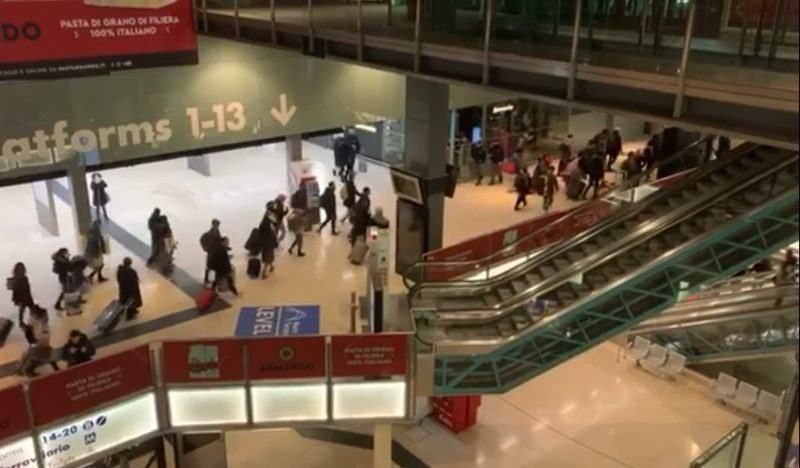 Gli effetti del Dpcm natalizio, treni esauriti e aumentano i prezzi di bus e aerei