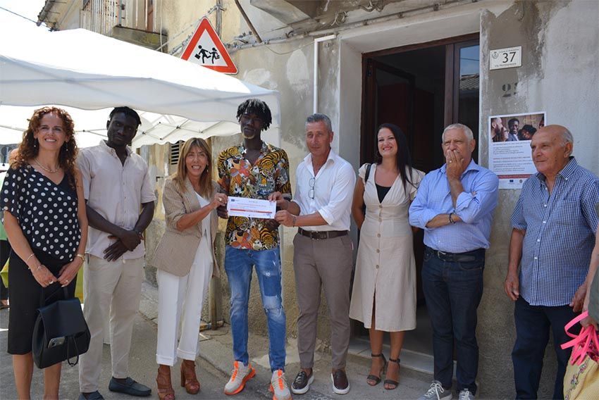 Taurianova, dalla baraccopoli a “Casa Chiara”: consegnata abitazione a 3 migranti regolari