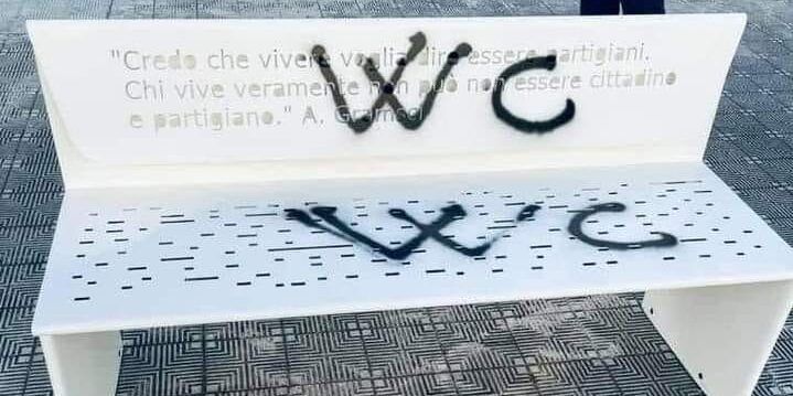 Reggio, imbrattata la panchina con la frase di Gramsci. «Sdegno e compassione per i responsabili»