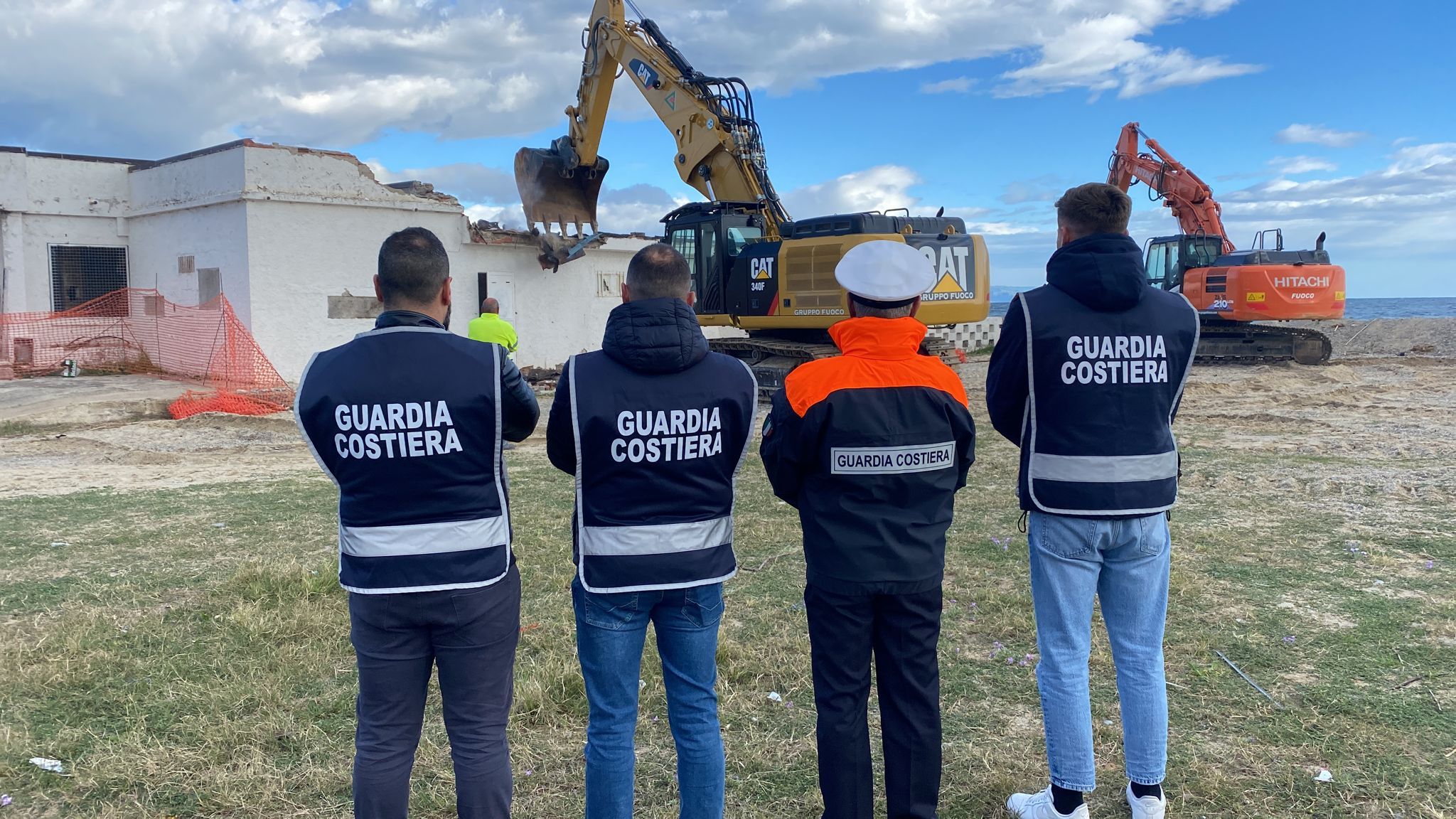 Manufatti storici realizzati abusivamente, a Schiavonea iniziate le operazioni di demolizione