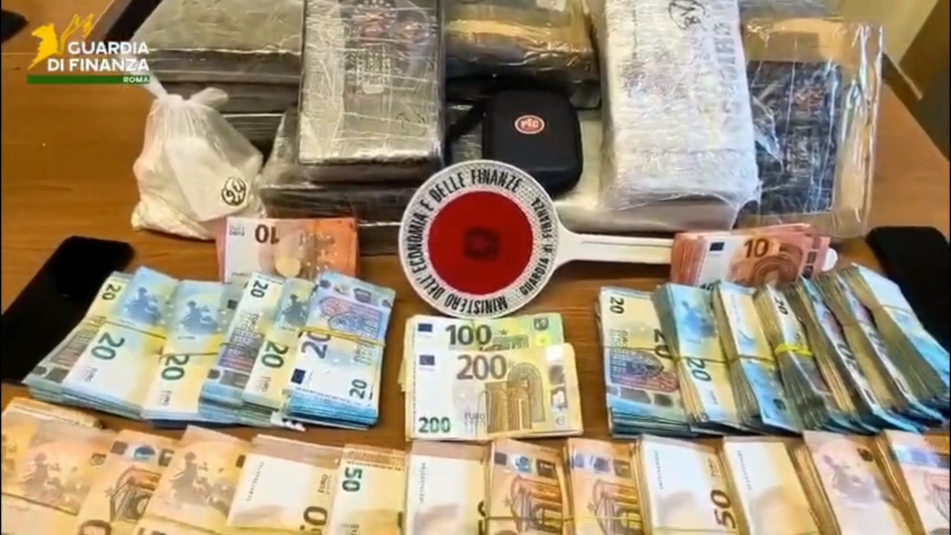 Sorpreso con 20 kg di droga e 100 mila euro in contanti, arrestato