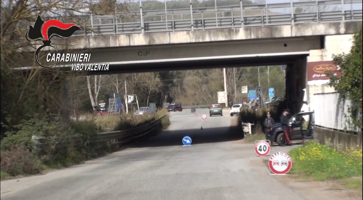 Vibo, 51enne si apparta con un giovane che lo investe e lo lascia nel bosco