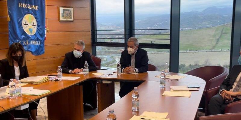 La giunta sospende la tassa per le agenzie di viaggio. Aumentati i fondi per “Calabria competitiva”