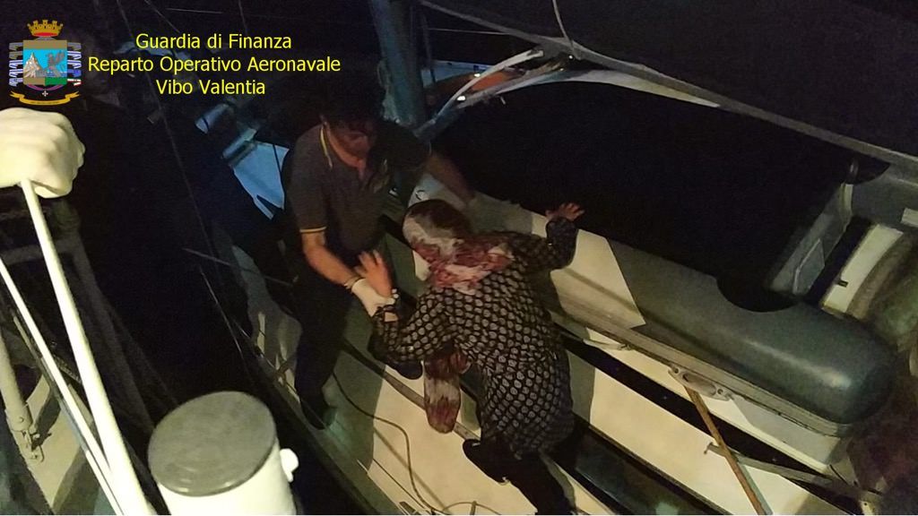 Crotone, intercettato un veliero con 31 migranti a bordo