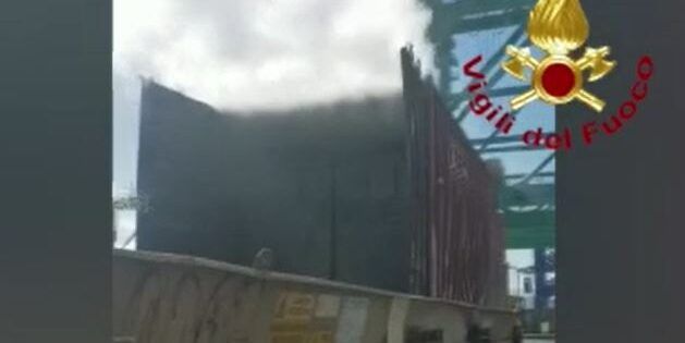 Gioia, in fiamme container a bordo di una nave -VIDEO