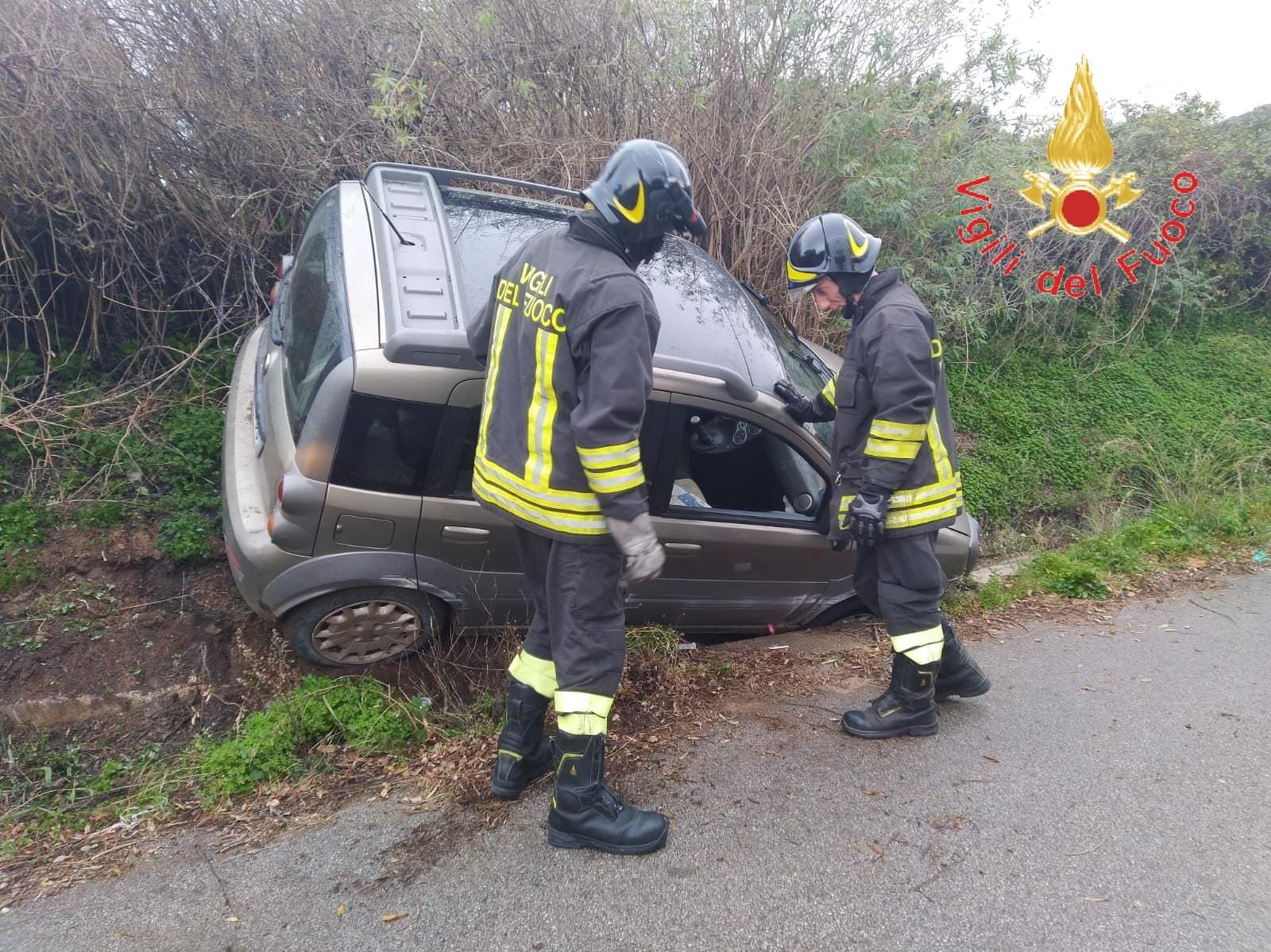Auto finisce in un canale di scolo a Gizzeria, ferito il conducente
