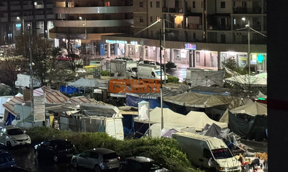 Cosenza, Fiera di San Giuseppe sotto pioggia e vento: disagi e danni agli stand – FOTO