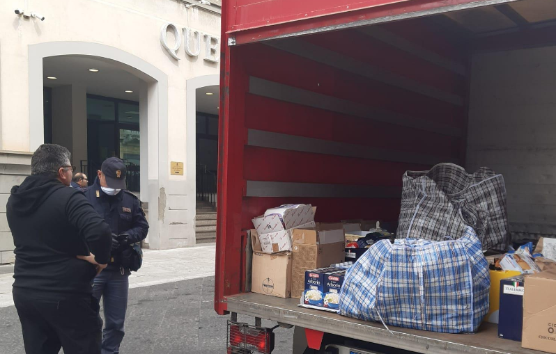 Coronavirus, la Questura di Reggio raccoglie generi alimentari per beneficienza