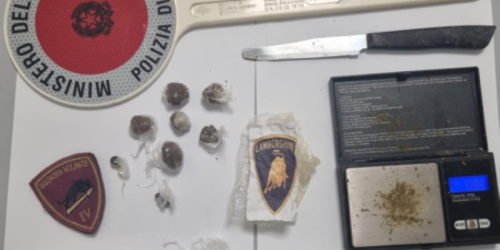 Tenta di disfarsi della droga gettandola nel water, denunciato 18enne a Crotone