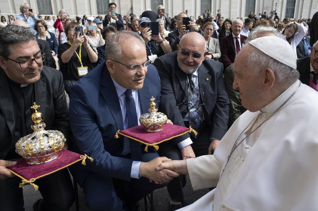 Madonna di Polsi, Papa Francesco benedice le corone realizzate da Affidato