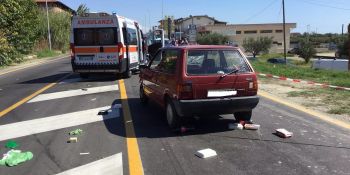Scontro tra auto e bici elettrica sulla Statale 106 a Cropani, un morto