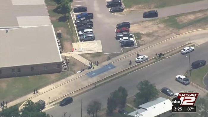Spari in una scuola elementare in Texas: 15 morti. Il killer ha 18 anni