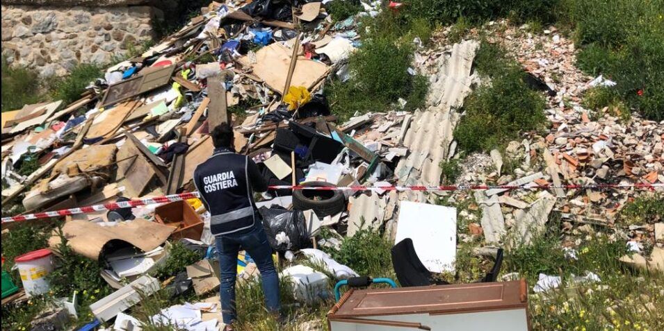 Rifiuti abbandonati in un torrente, sequestrata discarica a Corigliano Rossano