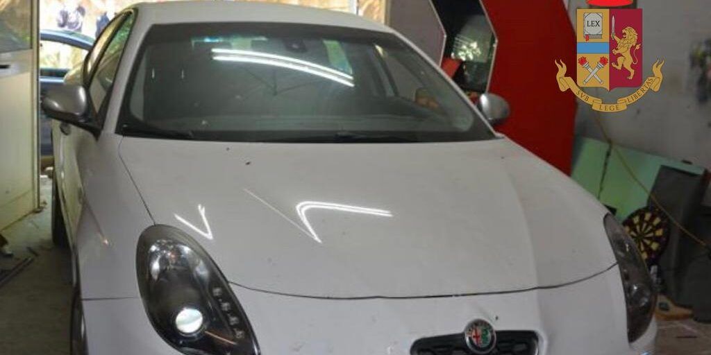 Nascondeva in garage un’auto rubata e munizioni, denunciato un uomo a Vibo Valentia