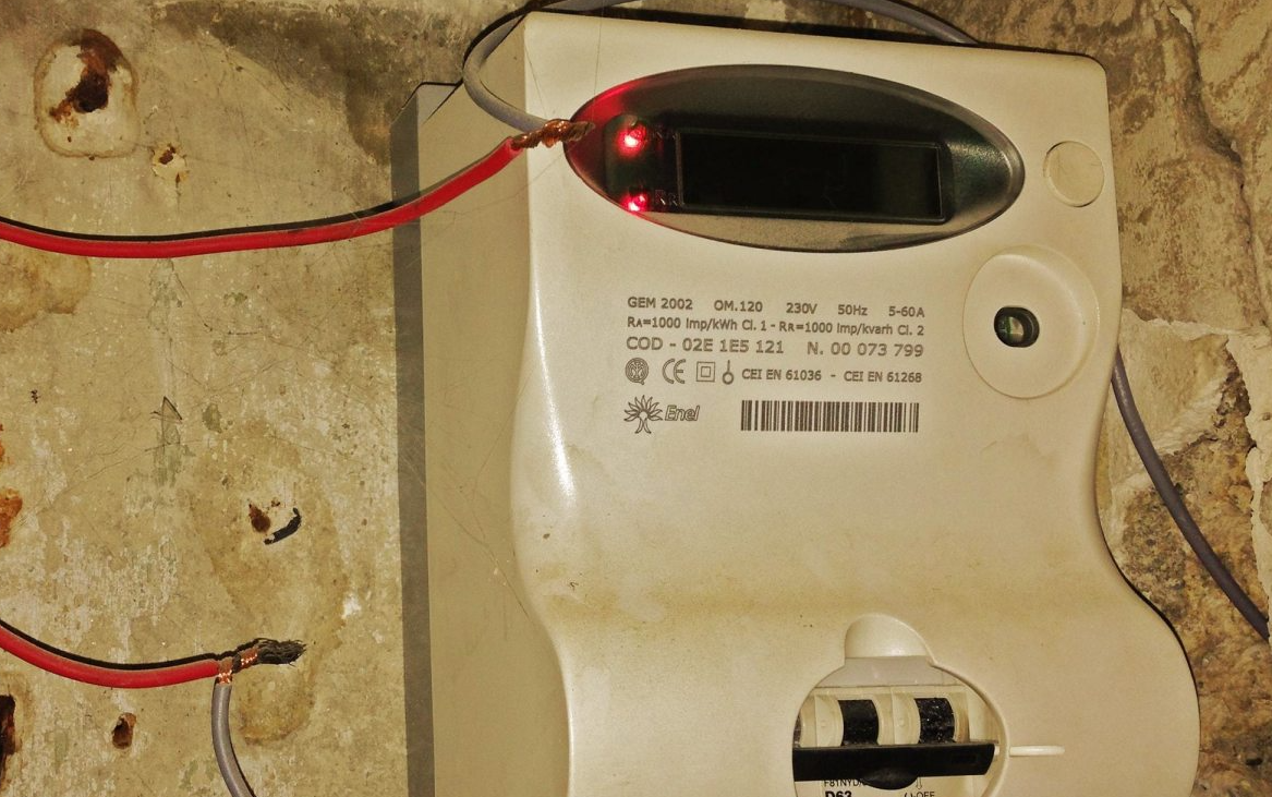 Ruba energia elettrica per alimentare l’intera casa, arrestata