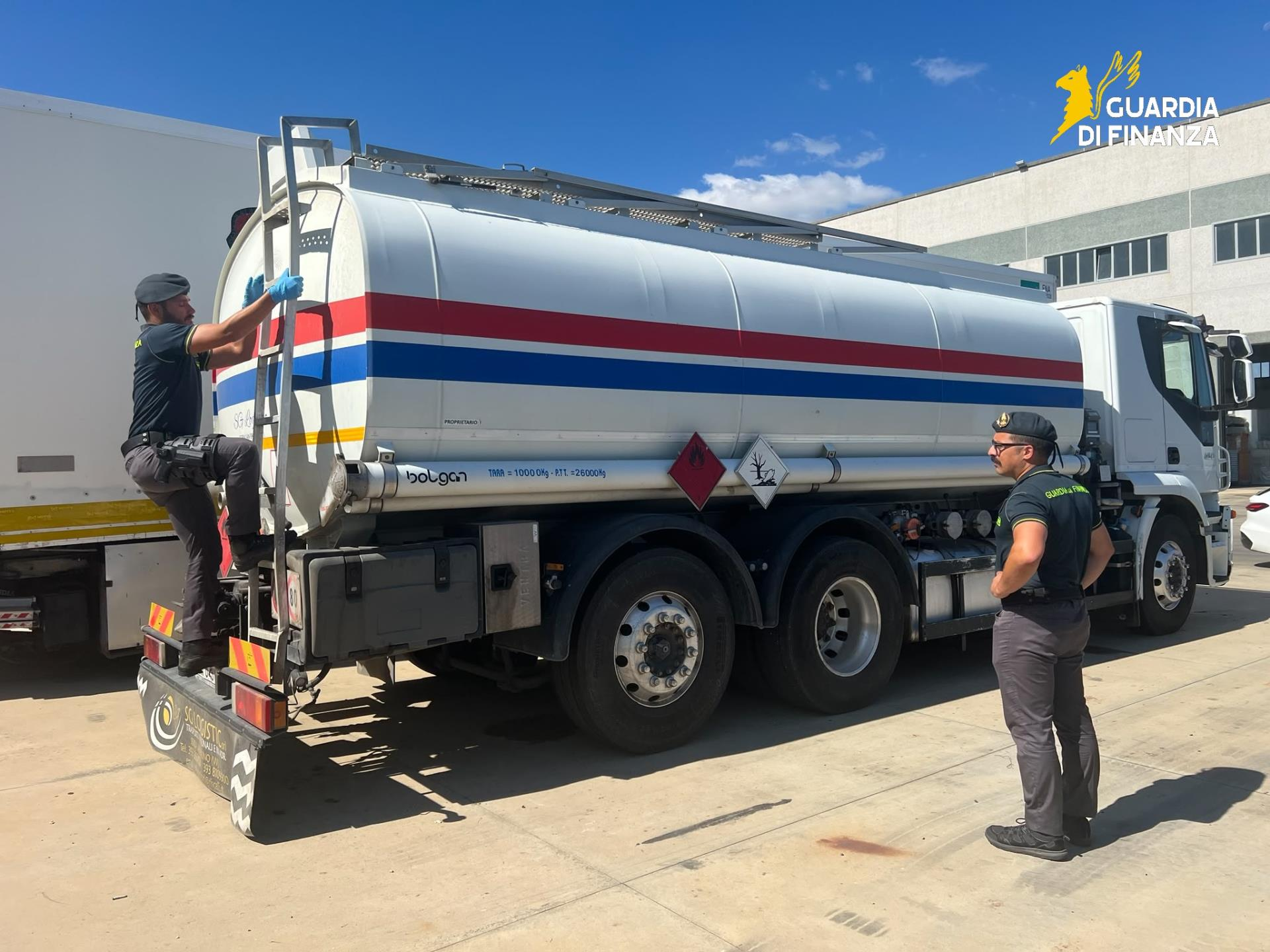 Gasolio “in nero” sull’autobotte, scoperti 2mila litri in più: due denunce a Vazzano