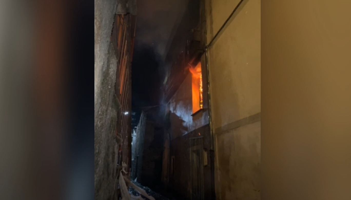 Longobucco, incendio in una palazzina nel centro storico – VIDEO