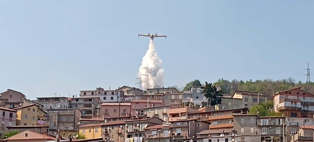 Primo caldo e primi roghi in Calabria. Interventi nel Catanzarese nel Cosentino – FOTO E VIDEO