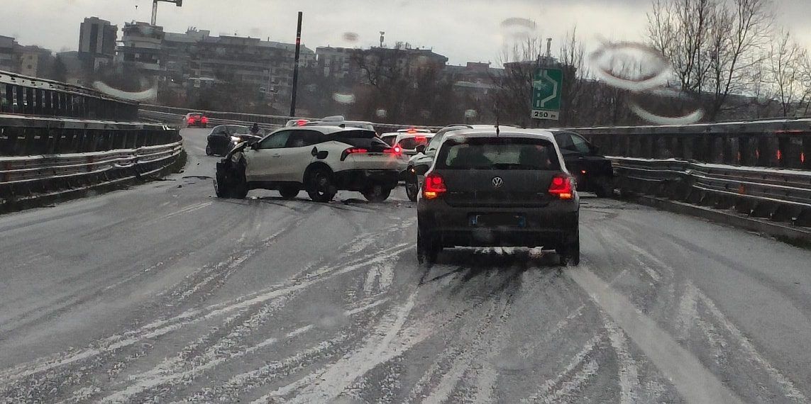 Cosenza, maxi tamponamento sulla A2