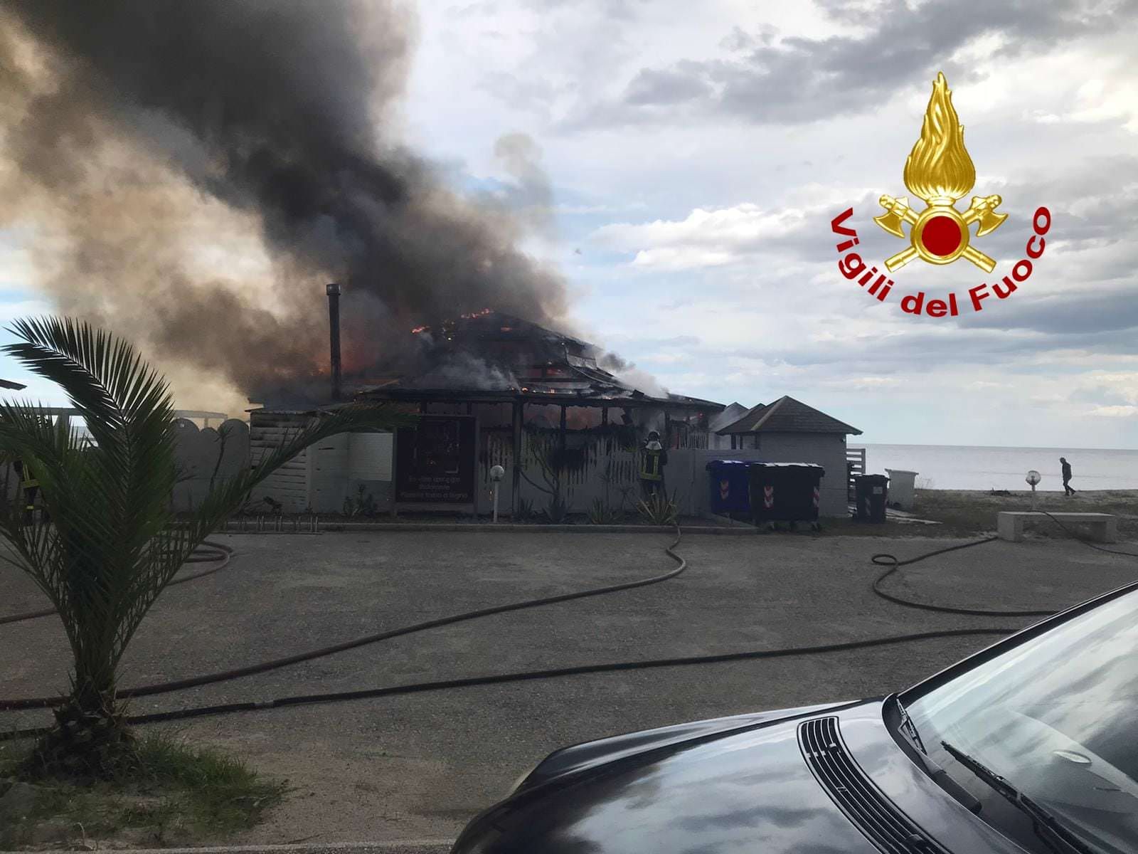 Sellia Marina, in fiamme uno stabilimento balneare
