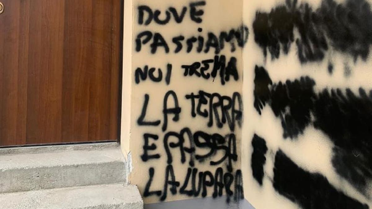 Giovani teppisti a Roccabernarda. Scritte inneggianti alla mafia sulle pareti del Municipio