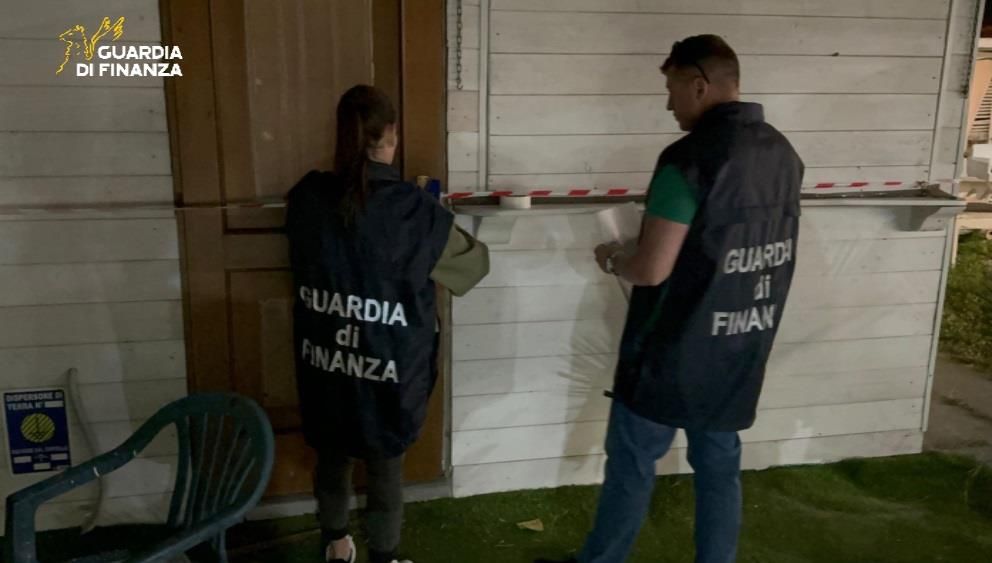 Cirò Marina, sigilli al chiosco abusivo su area demaniale