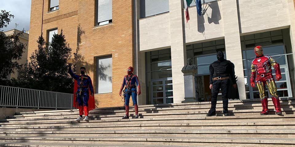 Annunziata di Cosenza, i “supereroi” si calano dal tetto per regalare un sorriso ai bambini