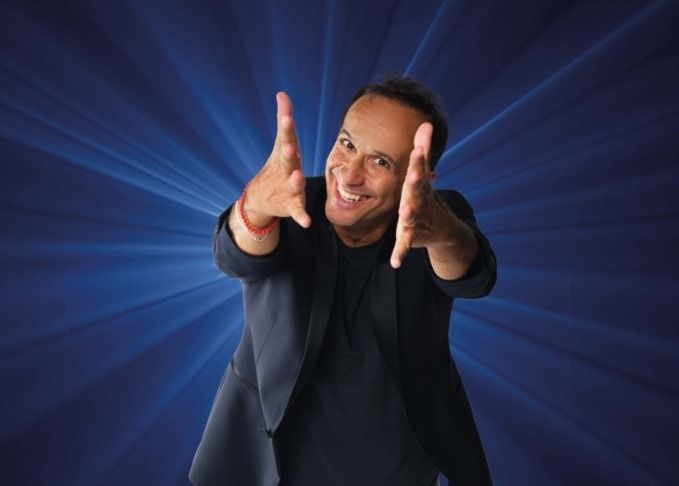 Cresce l’attesa per Uccio De Santis e il suo nuovo spettacolo “Non so che fare prima”