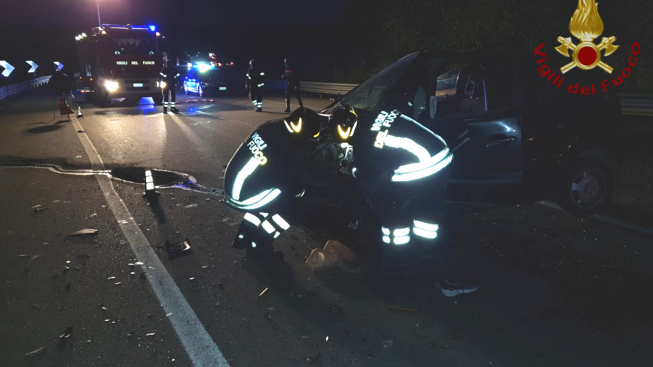 Violento frontale sulla statale 106 nel Crotonese, due feriti